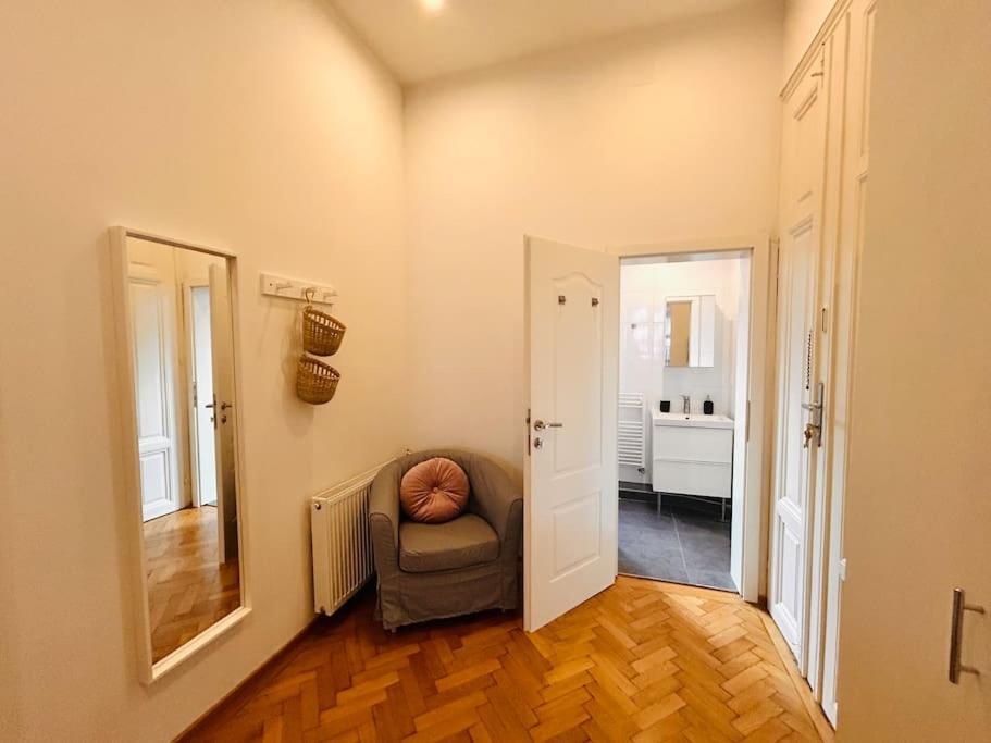 Geraeumiges Im Wiener Altbauflair Appartamento