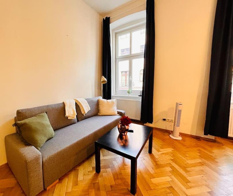 Appartamento Geraeumiges Im Wiener Altbauflair *