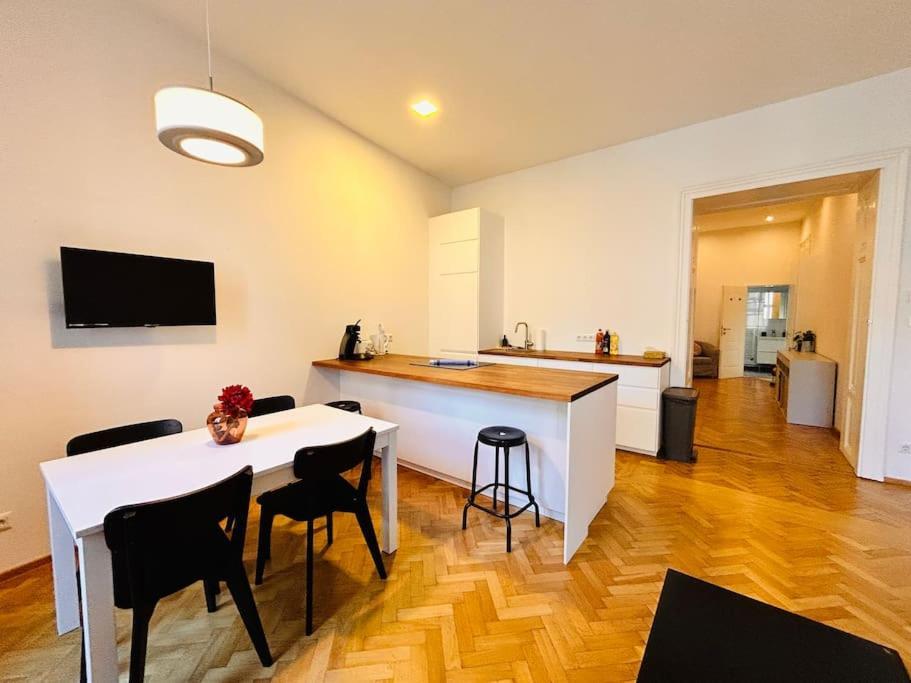 Appartamento Geraeumiges Im Wiener Altbauflair *