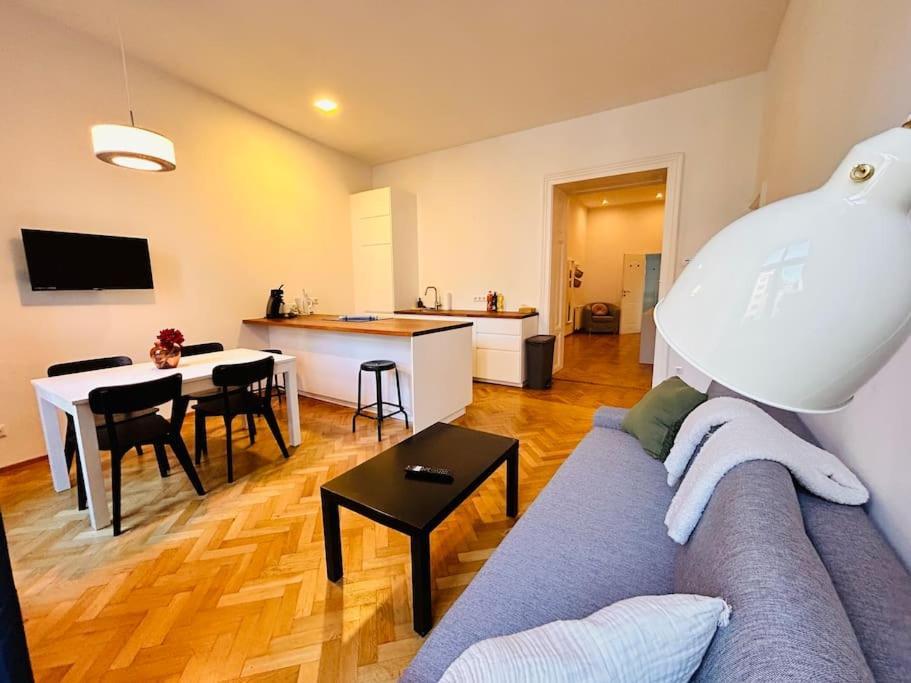 Geraeumiges Im Wiener Altbauflair Appartamento *